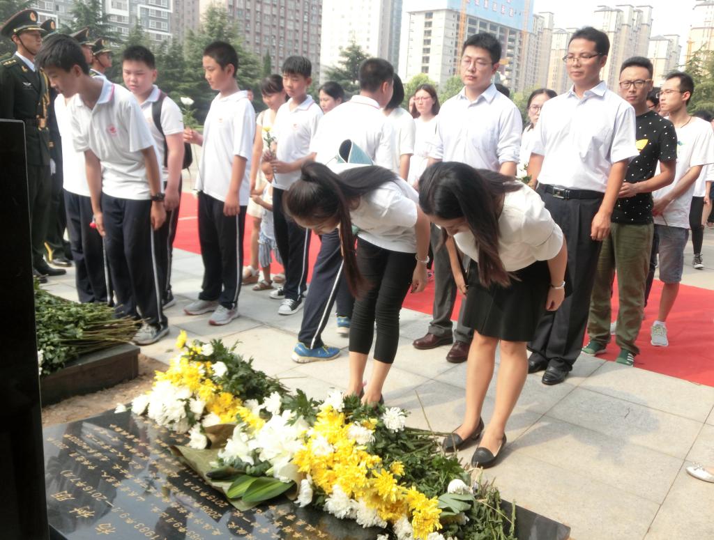 我校师生代表献花致敬