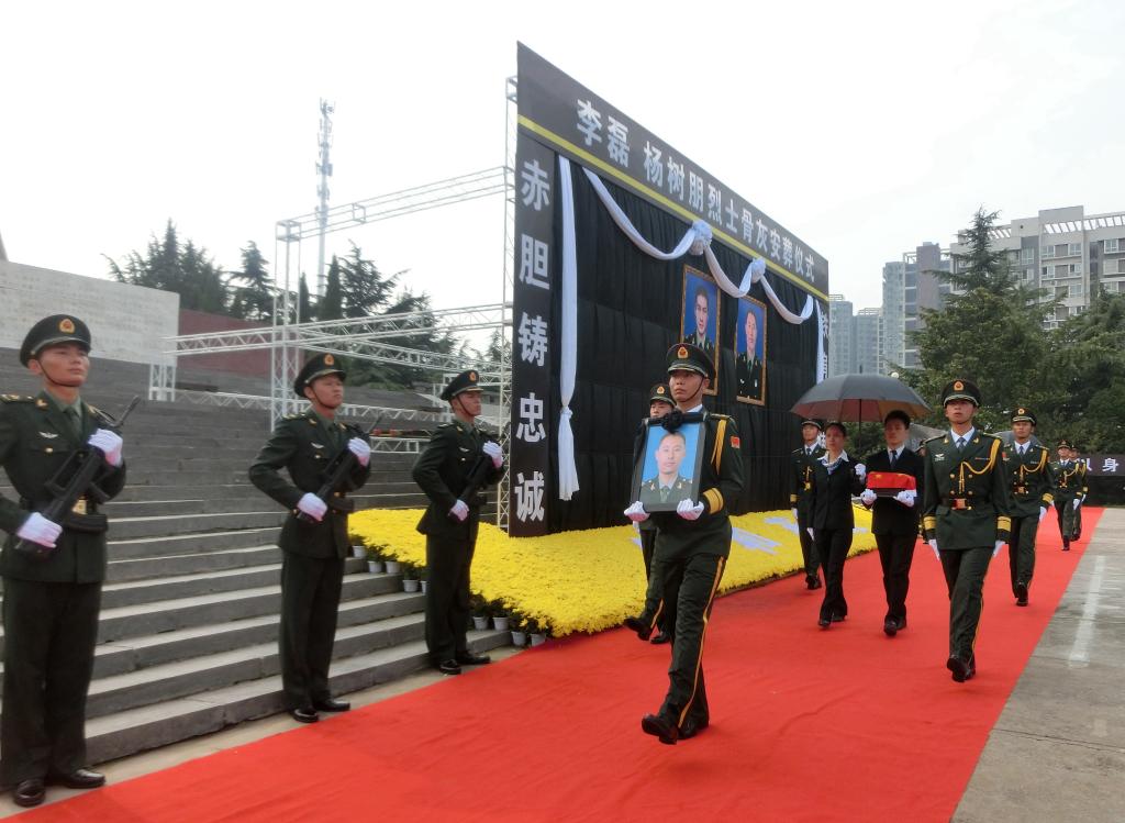 解放军战士护送烈士骨灰