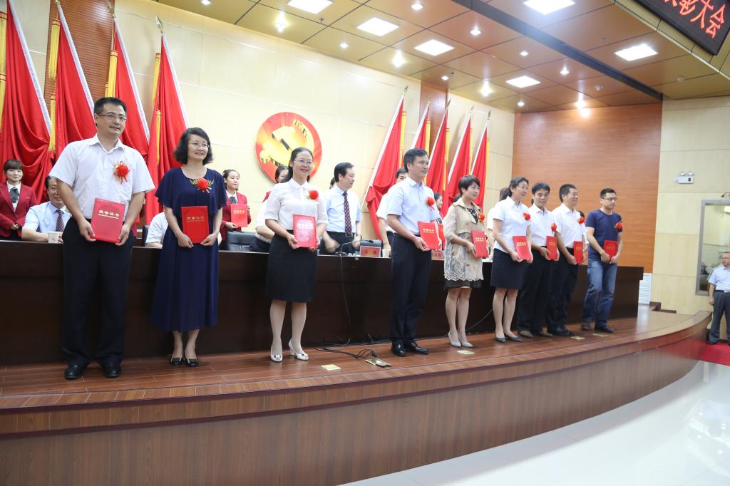 优秀党务工作者上台领奖