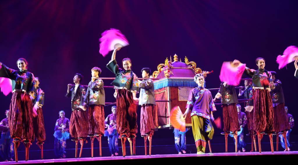 男女群舞《高抬火轿》(高抬火轿为国家级非物质文化遗产,诞生传承发展于沁阳市)